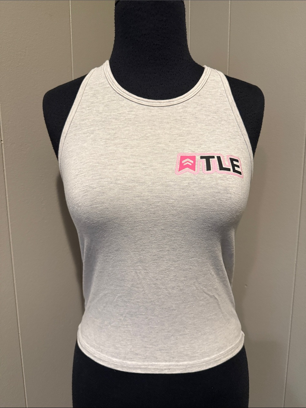 E The Ladies Edge Women’s Medium Cropped Racerback Tank Top Pink Accent Logo